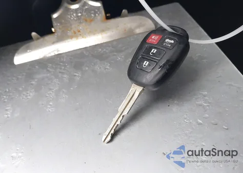 2017 Toyota Corolla Le z USA, uszkodzony, nr VIN 5YFBURHE5HP633774